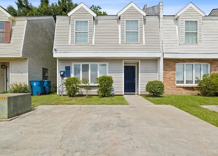 Three Bedroom Townhome * Lafayette