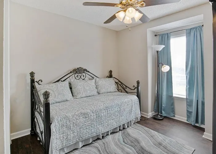 Three Bedroom Townhome Appartement